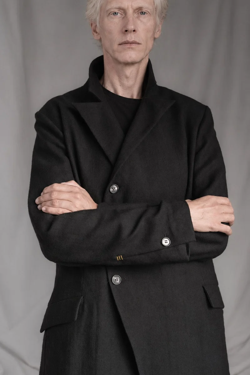 eigensinnig wien | Pesquet | Schwarzer Designer-Mantel für Herren aus reiner Wolle