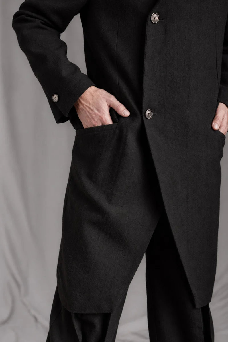 eigensinnig wien | Pesquet | Schwarzer Designer-Mantel für Herren aus reiner Wolle