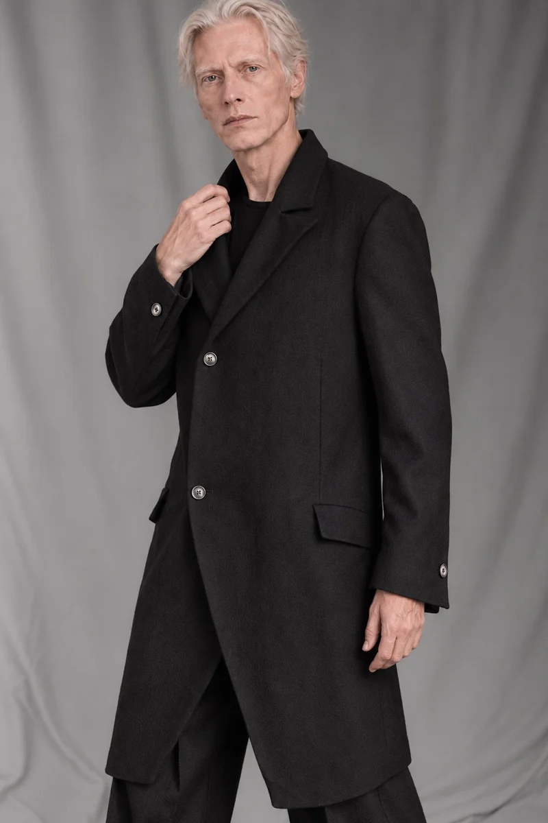 eigensinnig wien | Pesquet | Schwarzer Designer-Mantel für Herren aus reiner Wolle