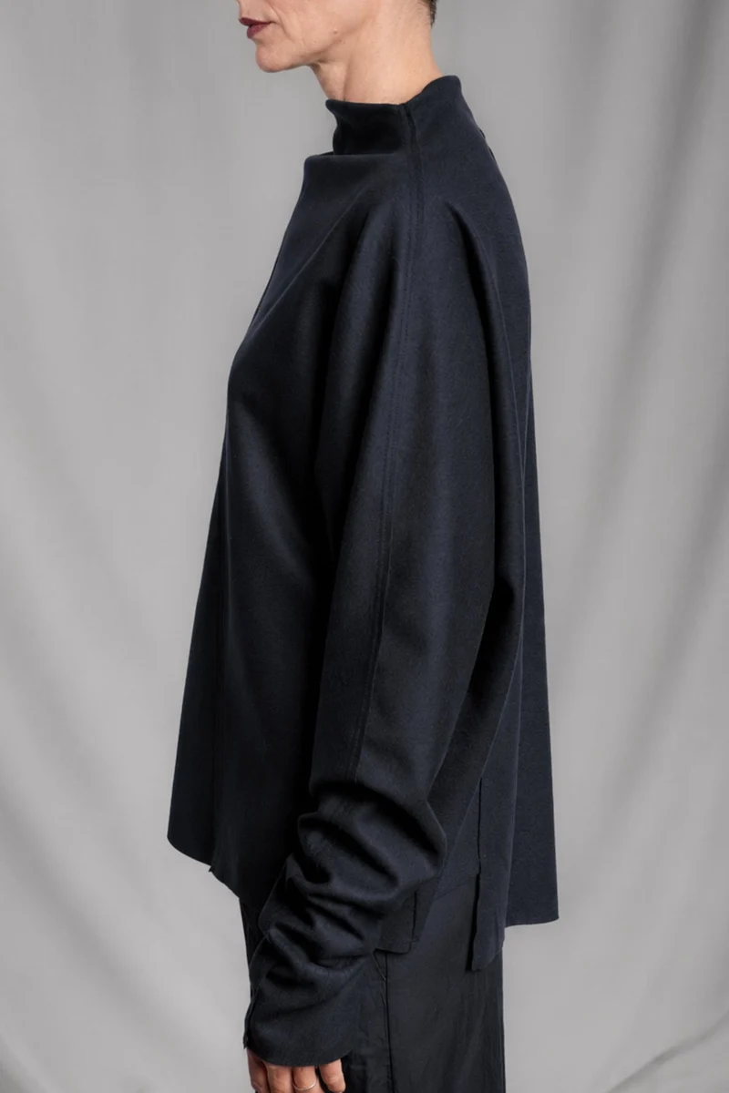 eigensinnig wien | Shikumen | Nachtblauer Oversize Designer-Pullover aus hochwertiger Schurwolle
