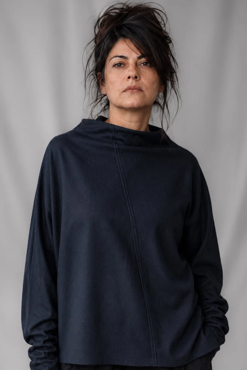 eigensinnig wien | Shikumen | Nachtblauer Oversize Designer-Pullover aus hochwertiger Schurwolle