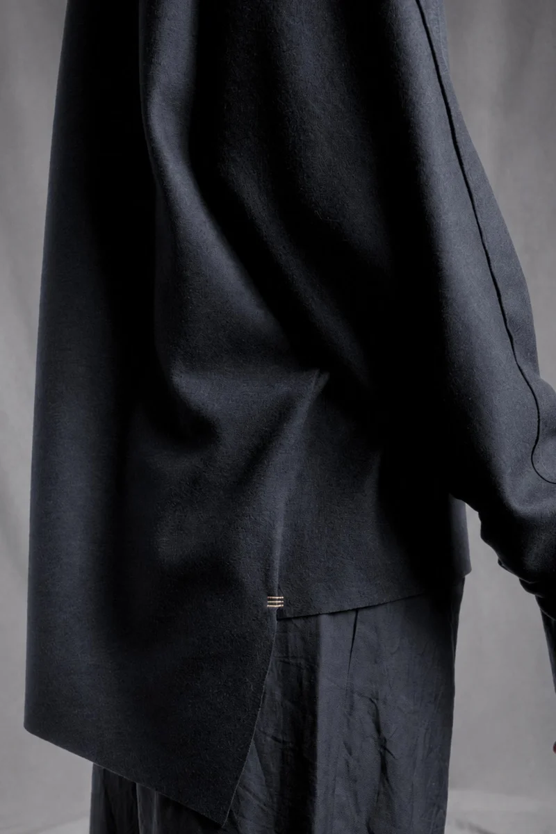 eigensinnig wien | Shikumen | Nachtblauer Oversize Designer-Pullover aus hochwertiger Schurwolle