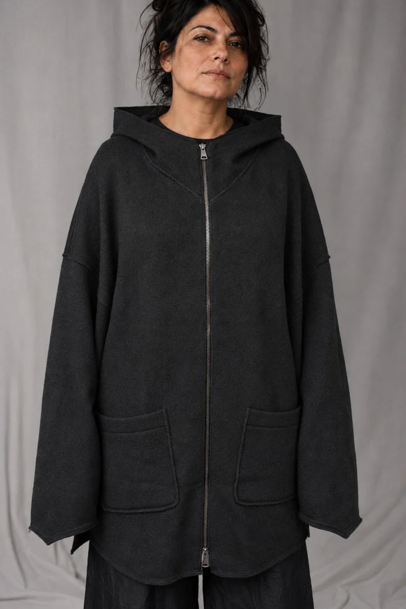 eigensinnig wien | Hades | Schwarzer, hochwertiger Designer-Wollcardigan mit Kapuze im Oversize-Schnitt