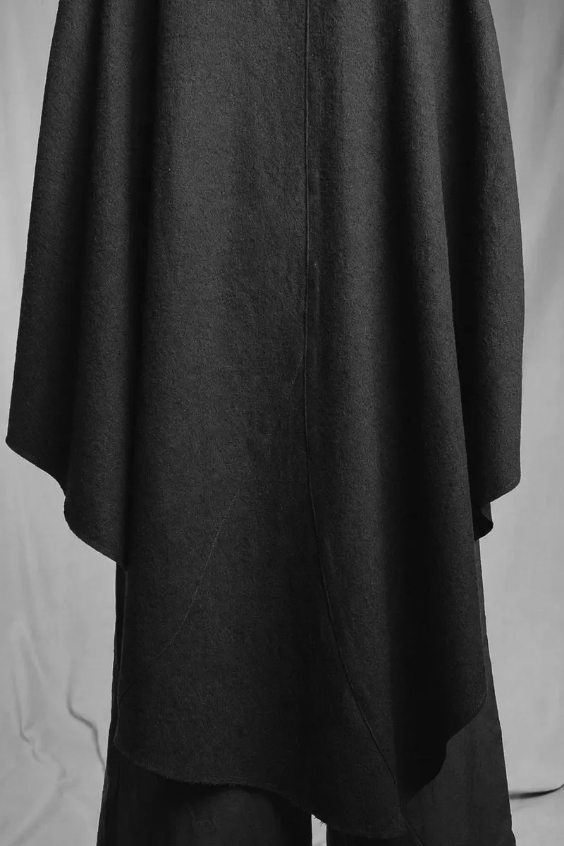 eigensinnig wien | Persephone | Schwarzer Hooded Designer-Poncho aus japanischem Luxusstoff