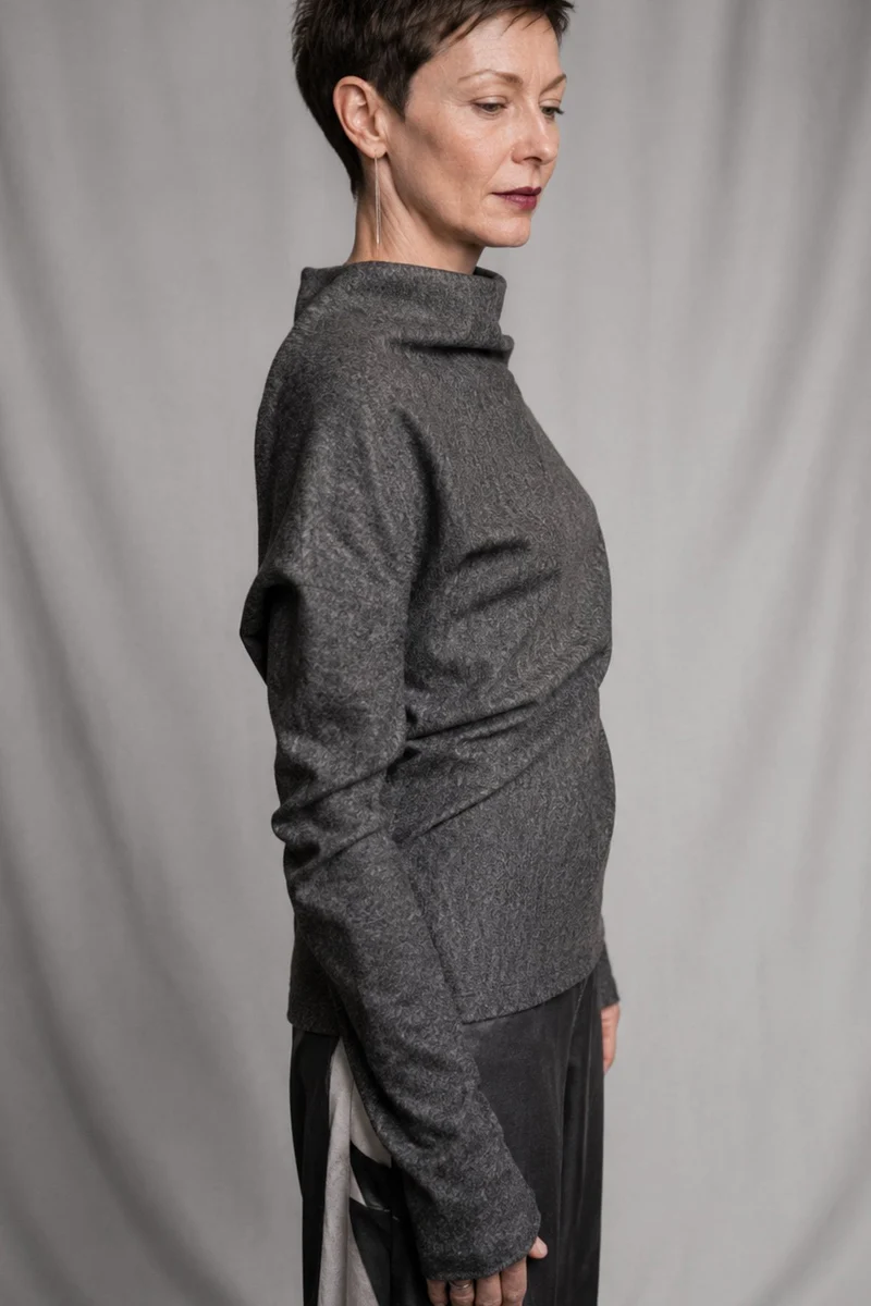 eigensinnig wien | Bridewell | Asymmetrischer Damenpullover aus Wollmix-Jersey
