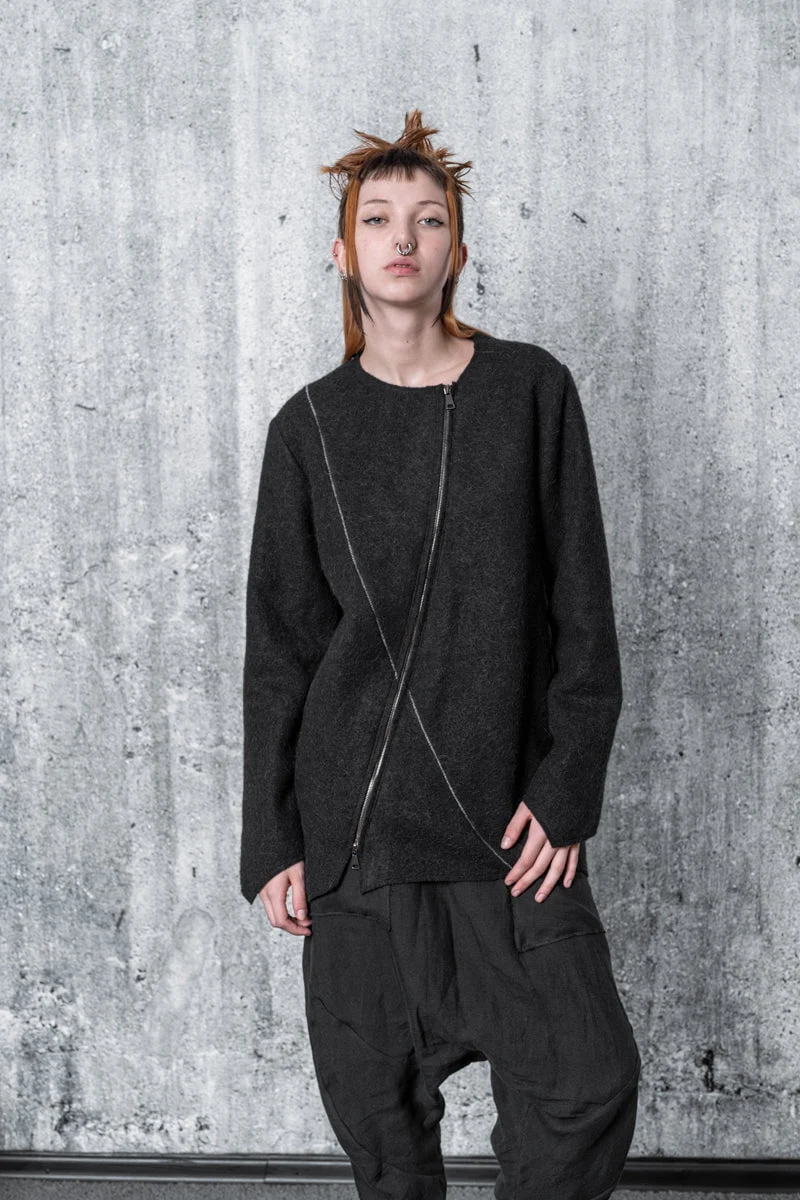 eigensinnig wien | Lavinia | Langer, asymmetrischer Alpaka Pullover mit Zip in Schwarz