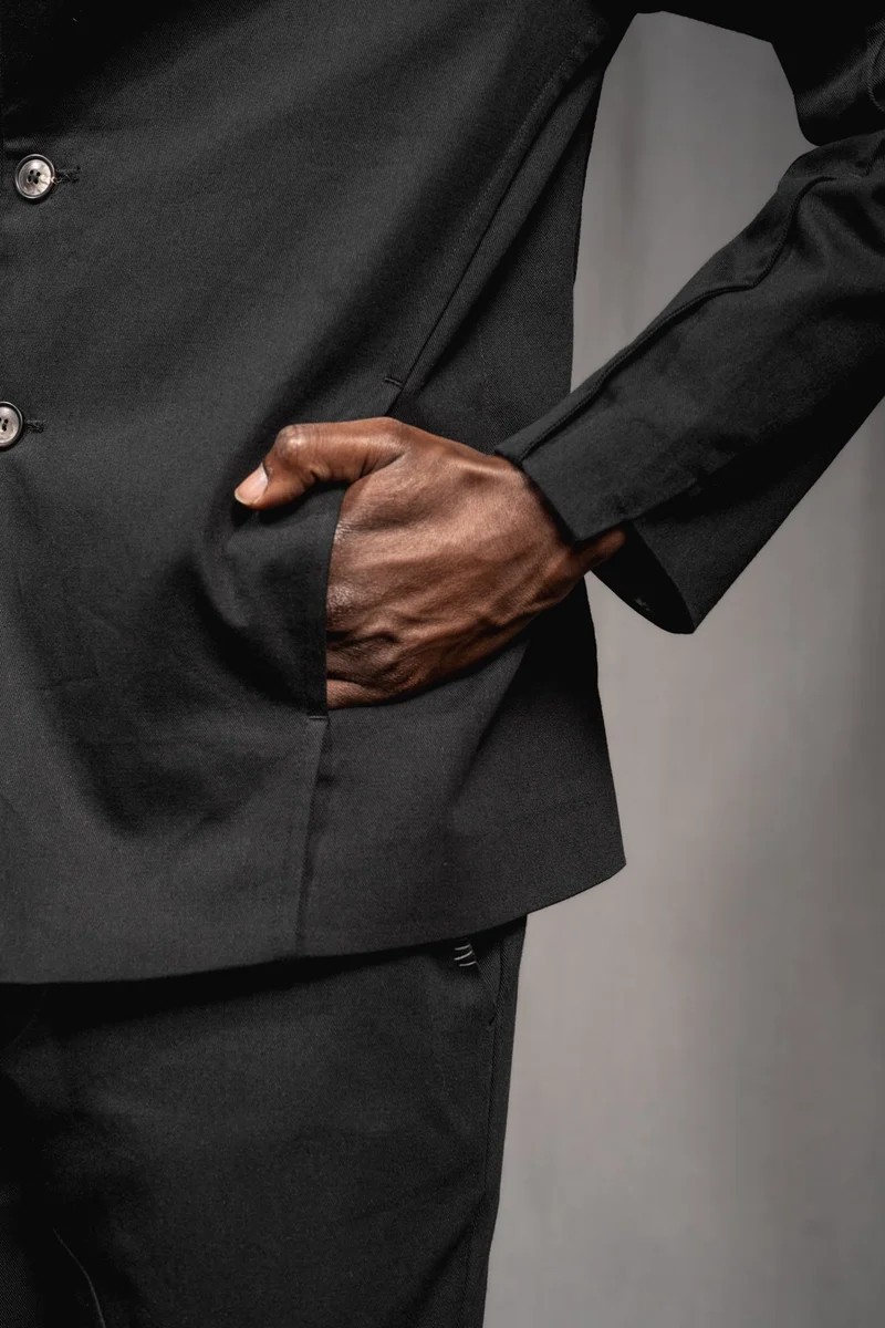 eigensinnig wien | Walpole | Leichtes Herren Designersakko mit Stehkragen aus schwarzer Gabardine-Baumwolle