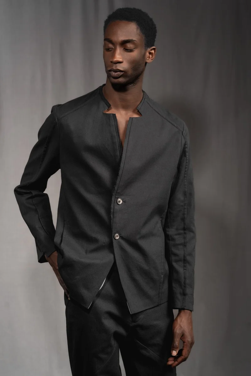 eigensinnig wien | Walpole | Leichtes Herren Designersakko mit Stehkragen aus schwarzer Gabardine-Baumwolle