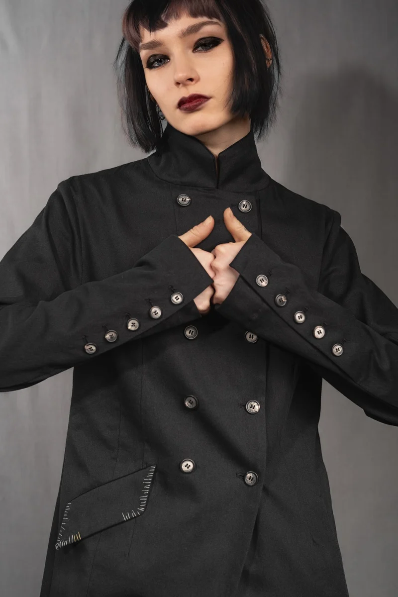 eigensinnig wien | Ylajali | Designer Doppelreiher Mantel für Damen aus schwarzer Baumwolle