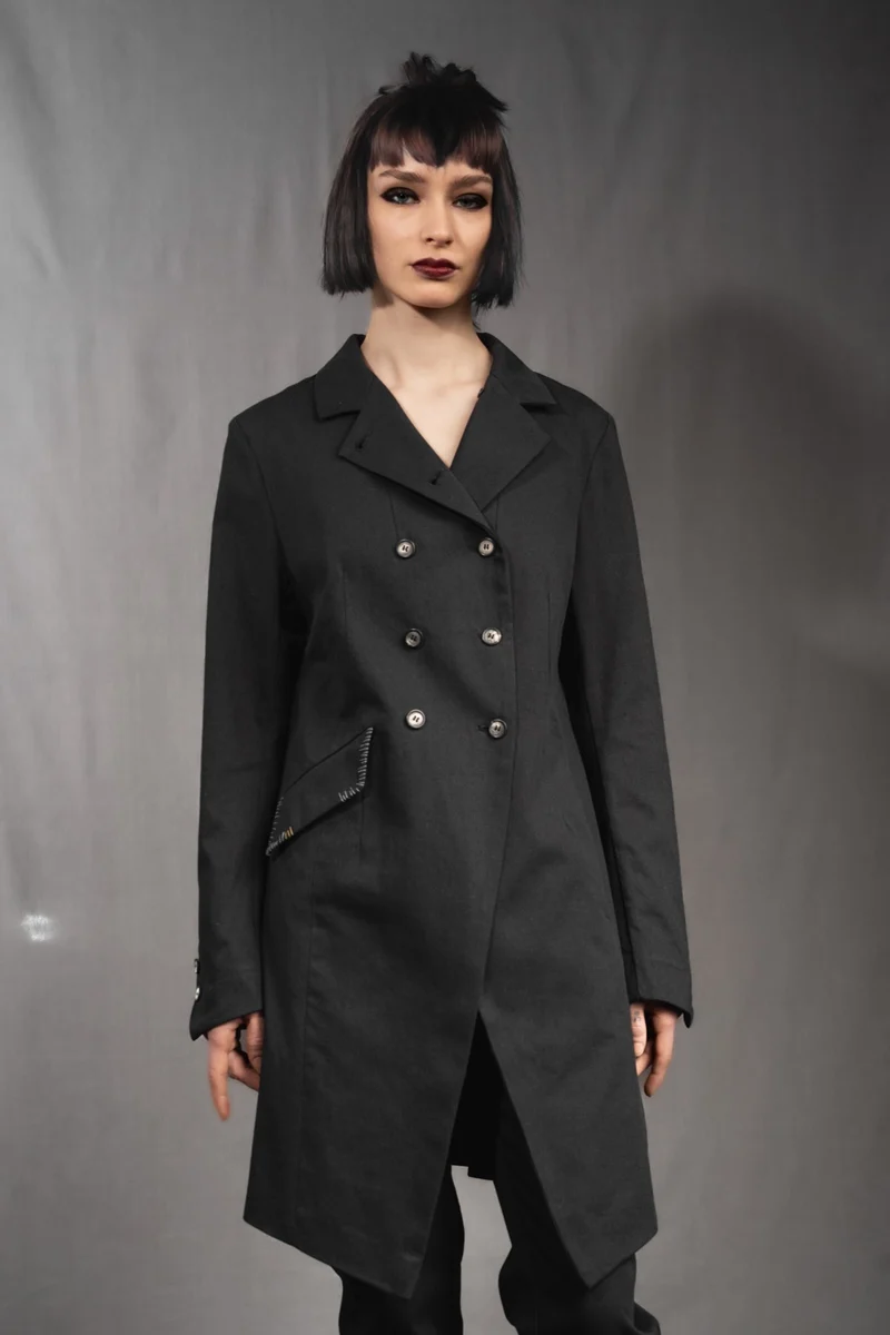 eigensinnig wien | Ylajali | Designer Doppelreiher Mantel für Damen aus schwarzer Baumwolle