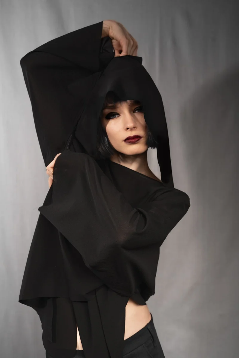 eigensinnig wien | Lucifer | Extravagantes, schwarzes Designer Oversize-Sommer-Top aus Baumwolle