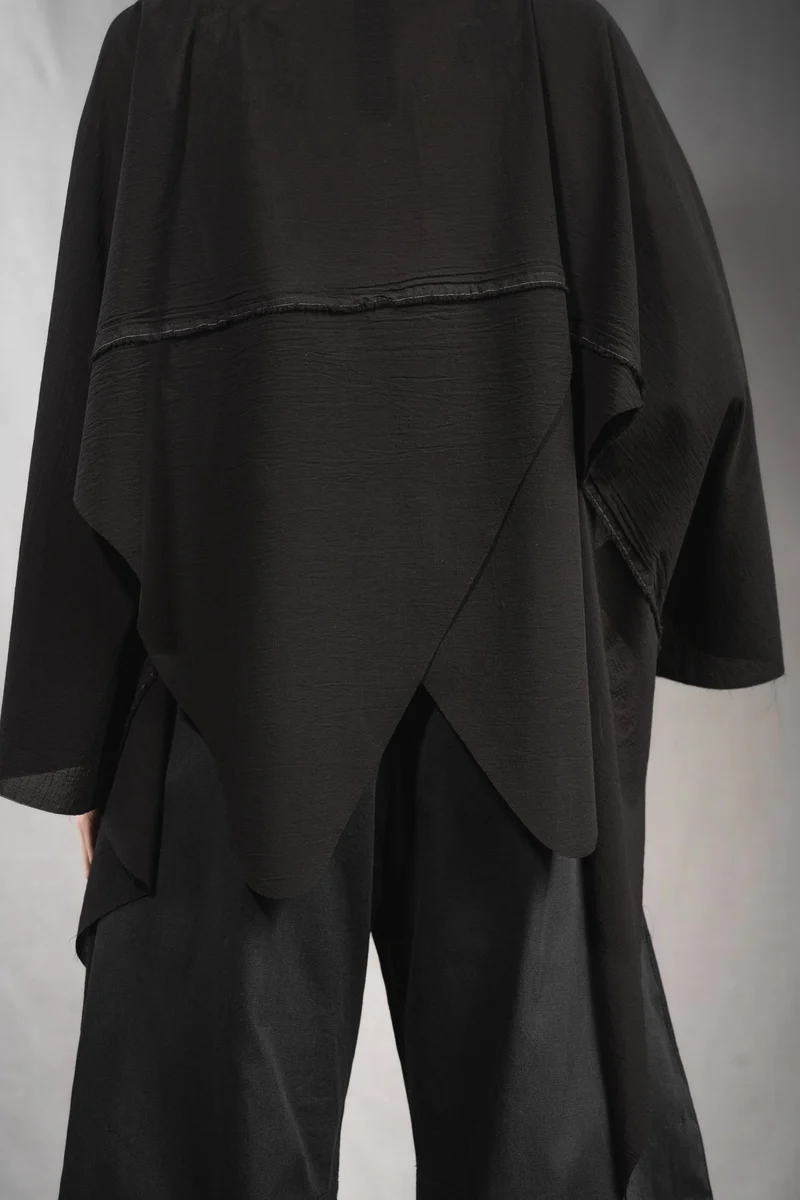 eigensinnig wien | Lucifer | Extravagantes, schwarzes Designer Oversize-Sommer-Top aus Baumwolle
