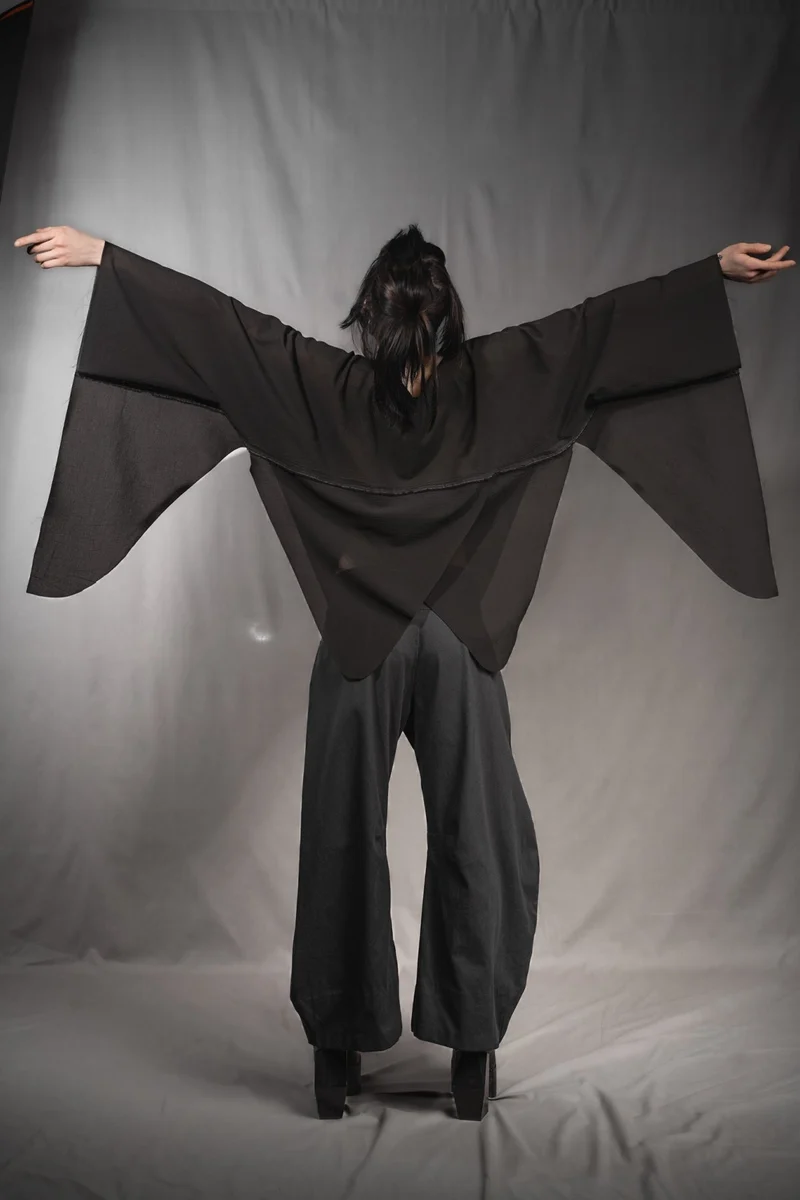 eigensinnig wien | Lucifer | Extravagantes, schwarzes Designer Oversize-Sommer-Top aus Baumwolle