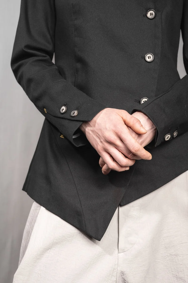 eigensinnig wien | Stein | Extravaganter, asymmetrischer Designerblazer für Damen aus schwarzer Baumwolle