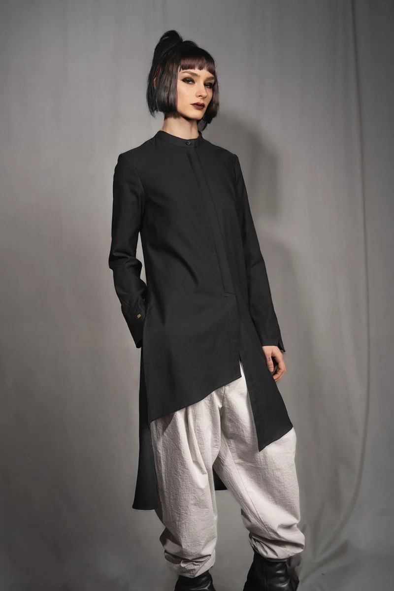 eigensinnig wien | PJ | Leichte, asymmetrische, schwarze Designer-Longbluse aus Baumwolle