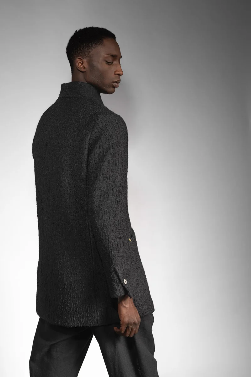 eigensinnig wien | Barnabas | Schwarzer Designer Herren Stehkragen-Wintermantel aus japanischer Wolle