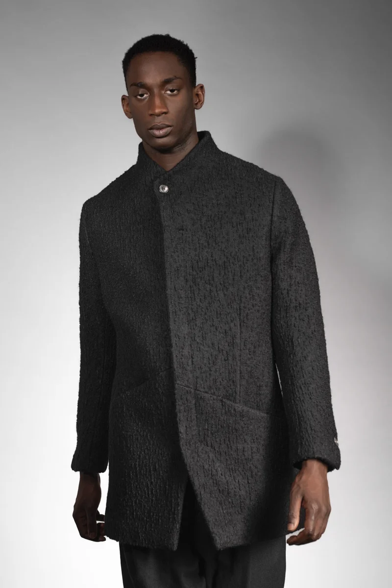 eigensinnig wien | Barnabas | Schwarzer Designer Herren Stehkragen-Wintermantel aus japanischer Wolle