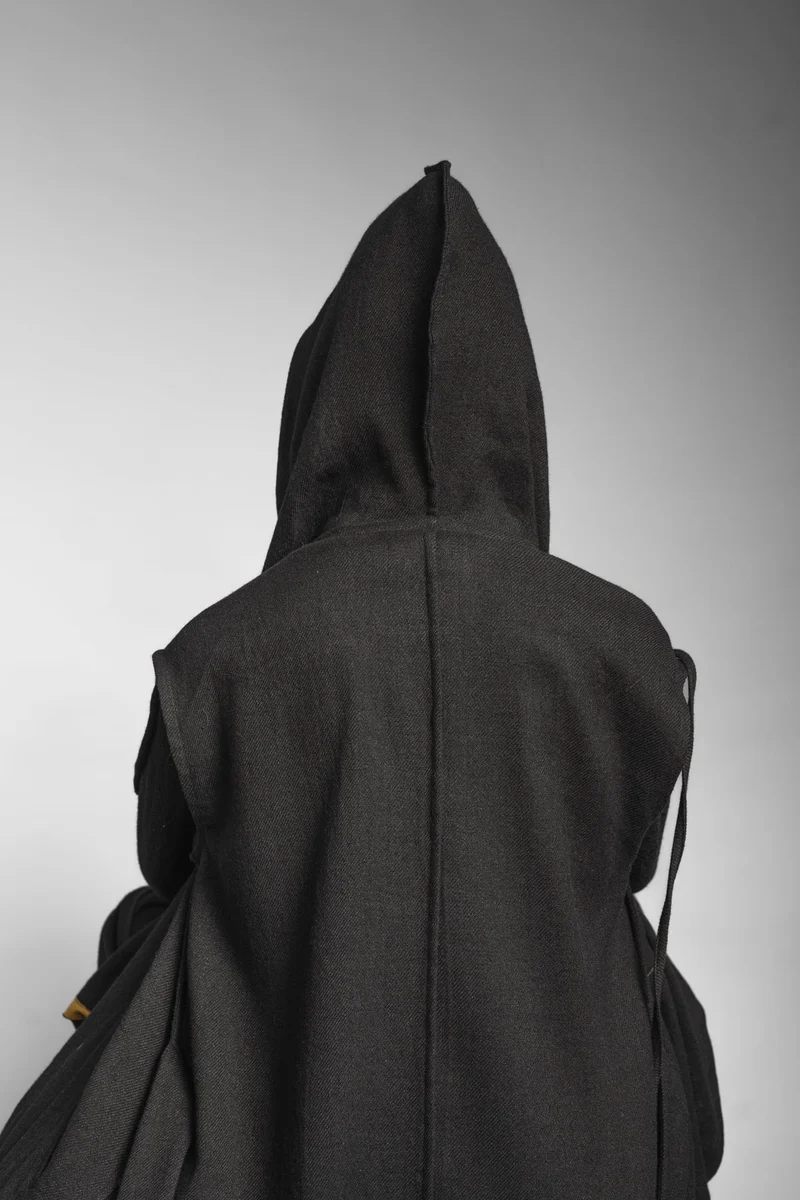 eigensinnig wien | Kalunga | Langer, ärmelloser Cardigan mit Kapuze in Schwarz