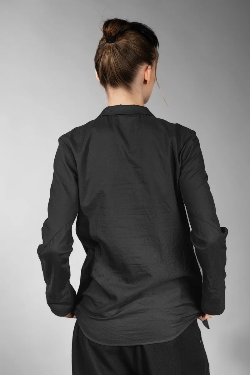 eigensinnig wien | Grace | Asymmetrische, schwarze Designer Hemdbluse mit abnehmbarer Krawatte für Damen