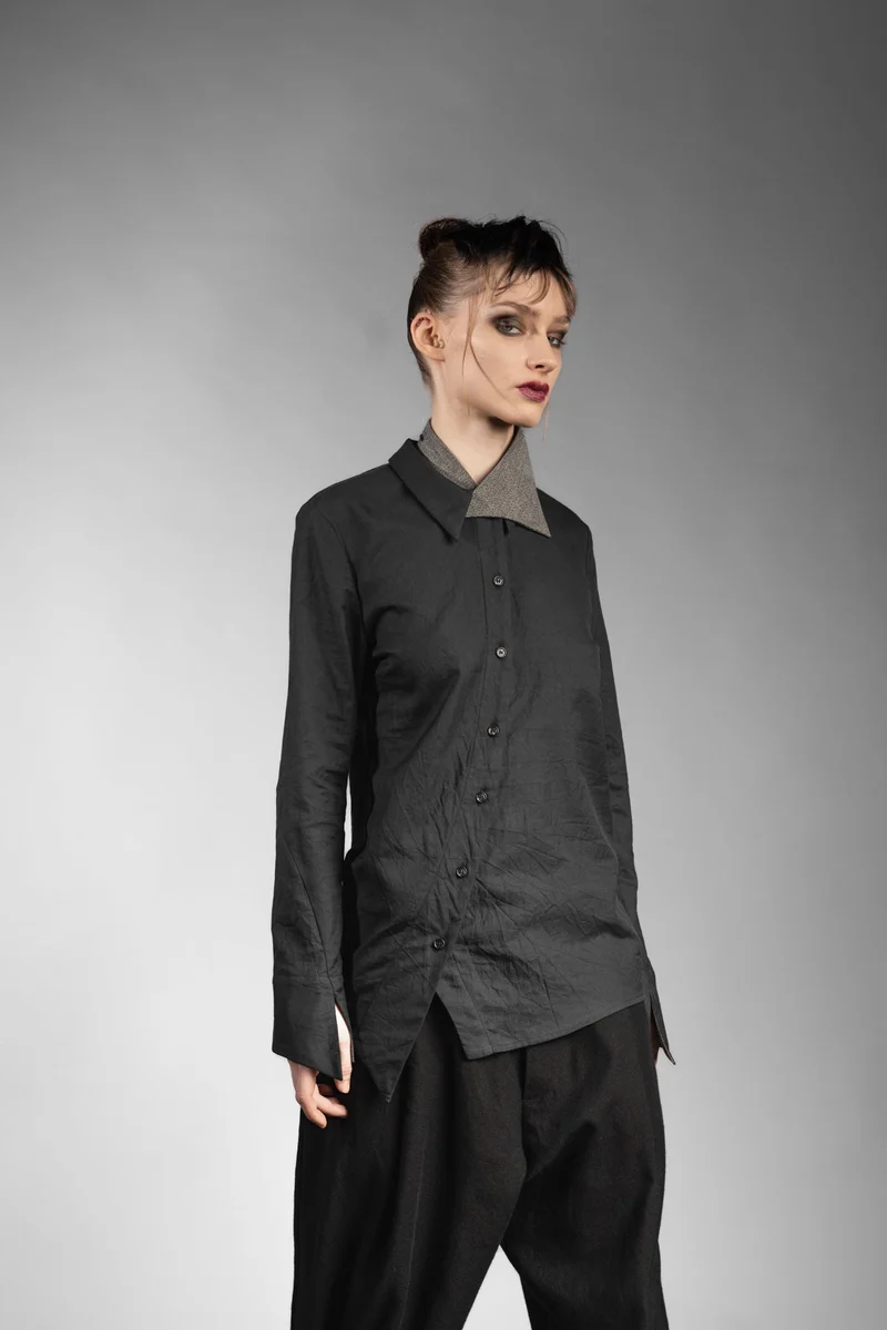 eigensinnig wien | Grace | Asymmetrische, schwarze Designer Hemdbluse mit abnehmbarer Krawatte für Damen