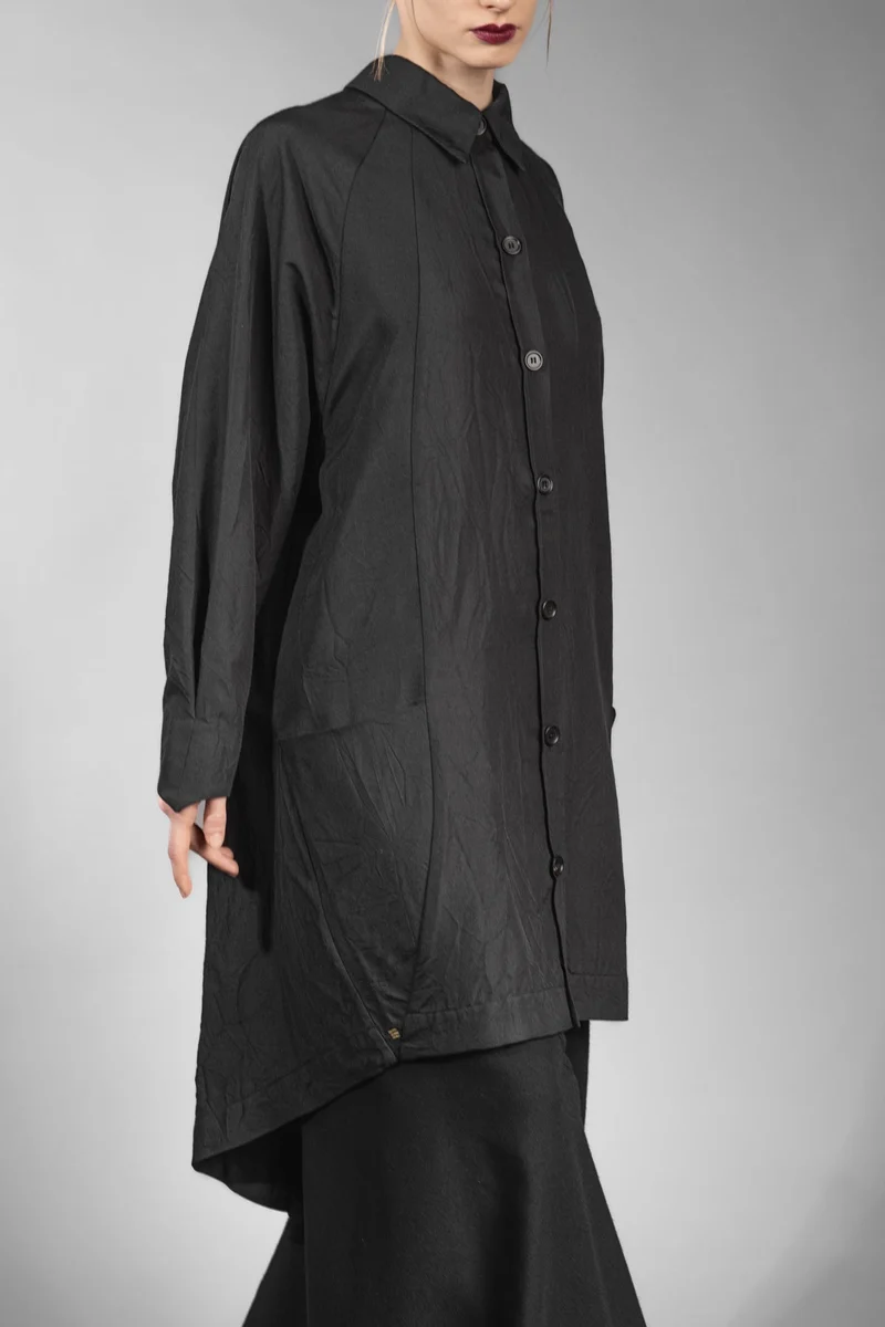 eigensinnig wien | Foucault | Schwarzes Designes Mantelkleid aus exklusivem Seide-Wolle-Material