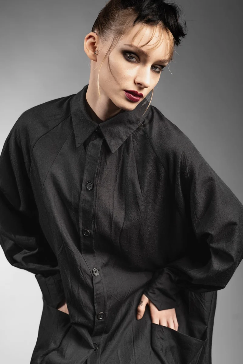 eigensinnig wien | Foucault | Schwarzes Designes Mantelkleid aus exklusivem Seide-Wolle-Material