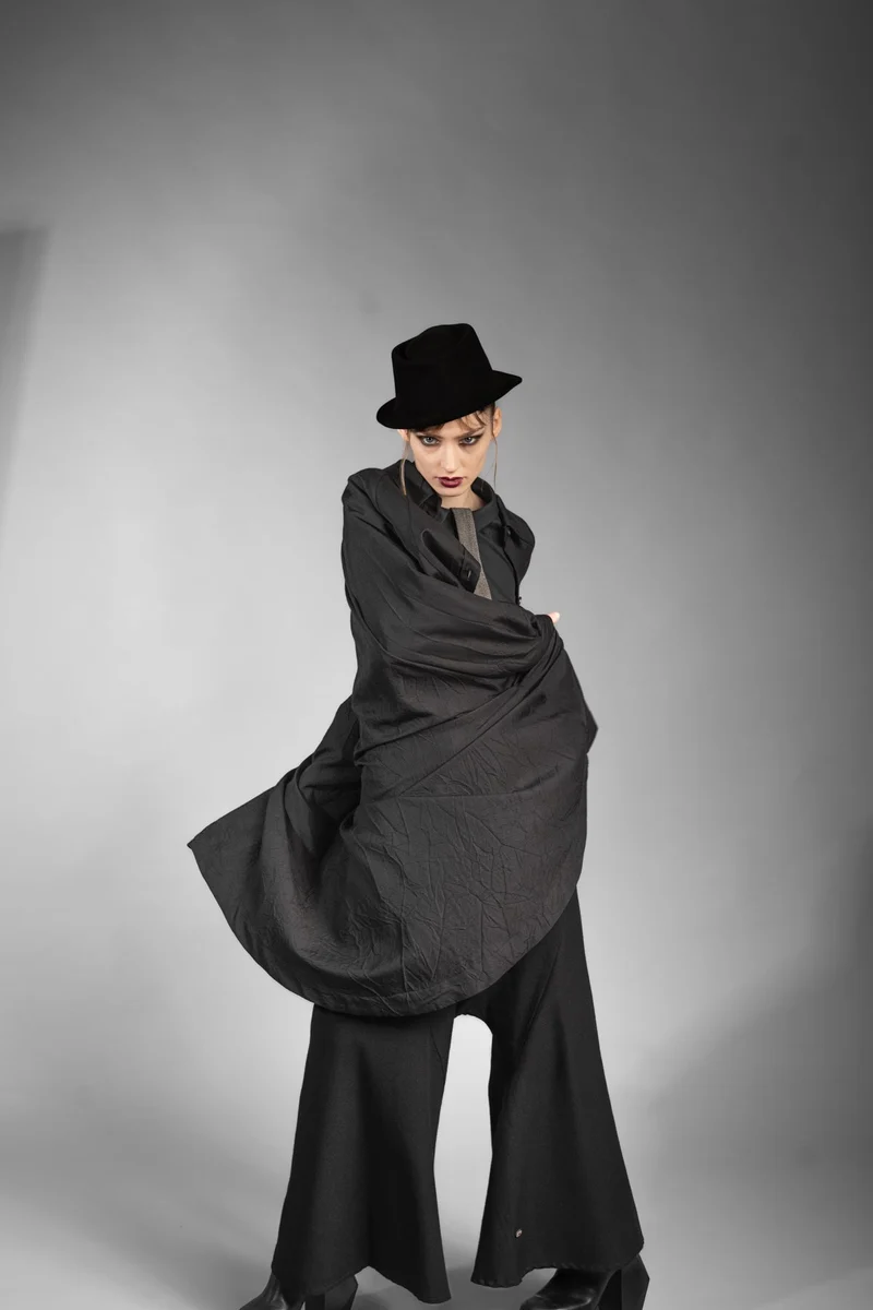 eigensinnig wien | Foucault | Schwarzes Designes Mantelkleid aus exklusivem Seide-Wolle-Material