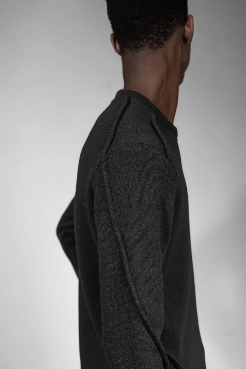 eigensinnig wien | Tyche | Schwarzer Wollpullover mit Rundhals für Damen und Herren