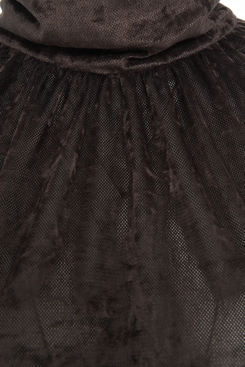 Blusa con collo alto