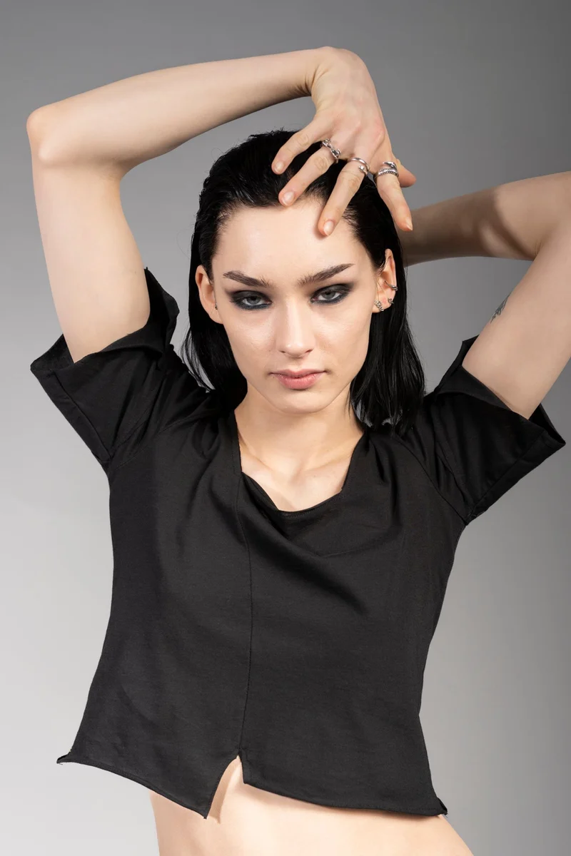 eigensinnig wien | Psyche | Schwarzes Designer Crop Top für Damen aus Baumwolle