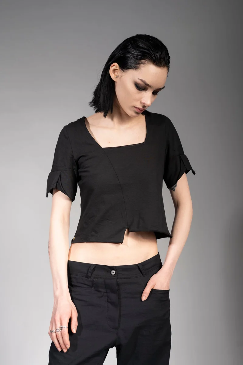 eigensinnig wien | Psyche | Schwarzes Designer Crop Top für Damen aus Baumwolle