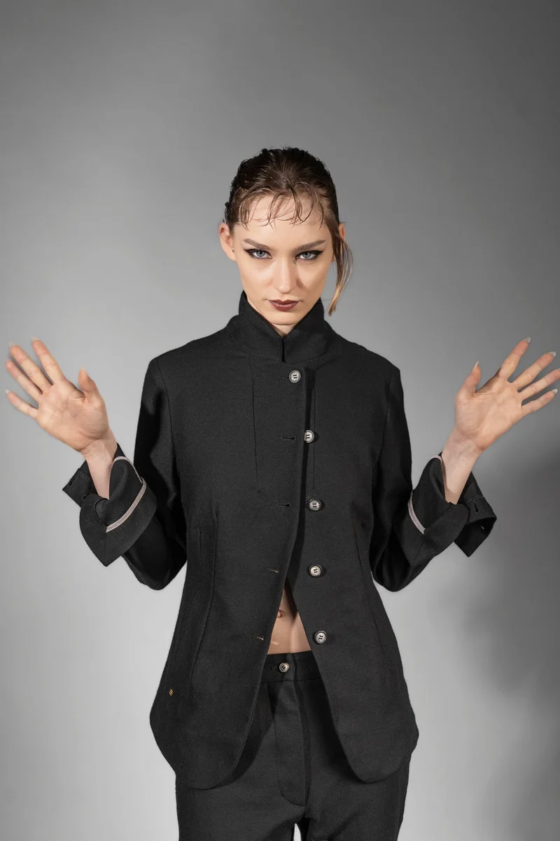 eigensinnig wien | Cardea | Designer Damen Jackenblazer aus schwarzer japanischer Wolle