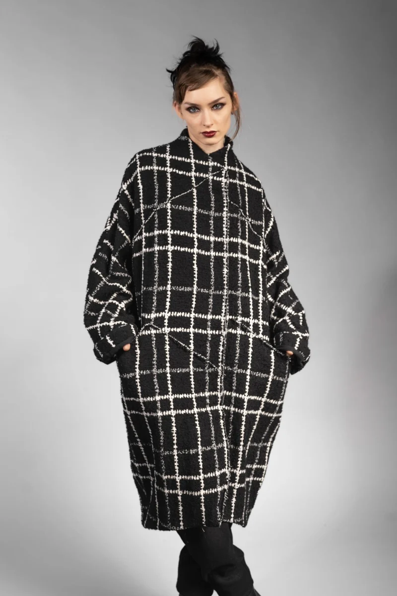 eigensinnig wien | Proust | Extravaganter Oversize Karo-Wintermantel für Damen in Schwarz