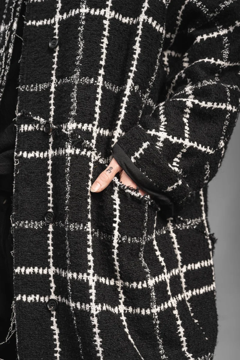 eigensinnig wien | Proust | Extravaganter Oversize Karo-Wintermantel für Damen in Schwarz