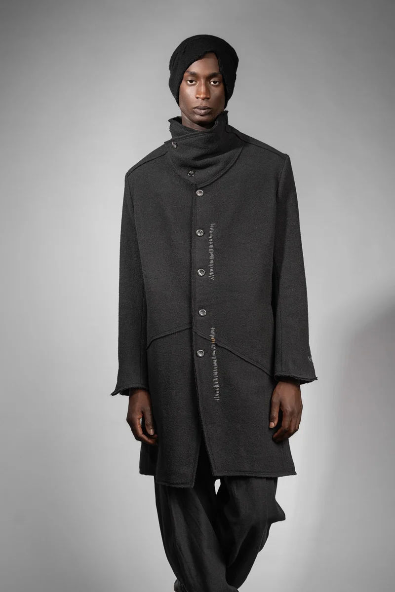 eigensinnig wien | Edgar | Schwarzer Designer Herren-Wollmantel mit Stehkragen für den Winter