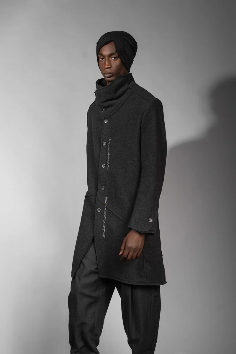eigensinnig wien | Edgar | Schwarzer Designer Herren-Wollmantel mit Stehkragen für den Winter