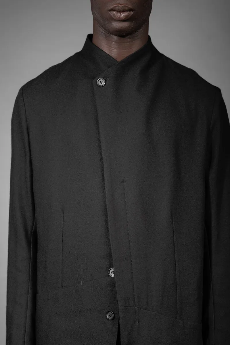 eigensinnig wien | Barnabas | Schwarzer, Designer Herren Kurzmantel mit Stehkragen aus japanischer Wolle
