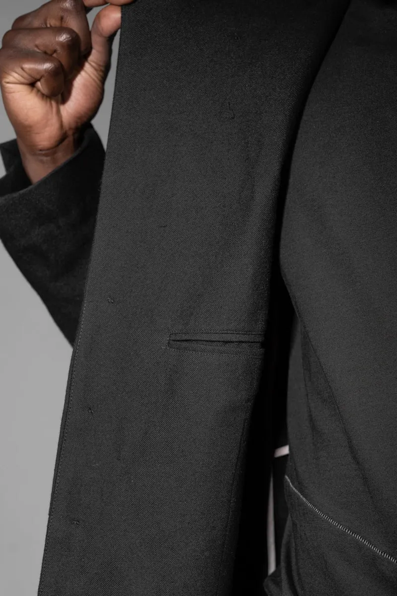 eigensinnig wien | Barnabas | Schwarzer, Designer Herren Kurzmantel mit Stehkragen aus japanischer Wolle