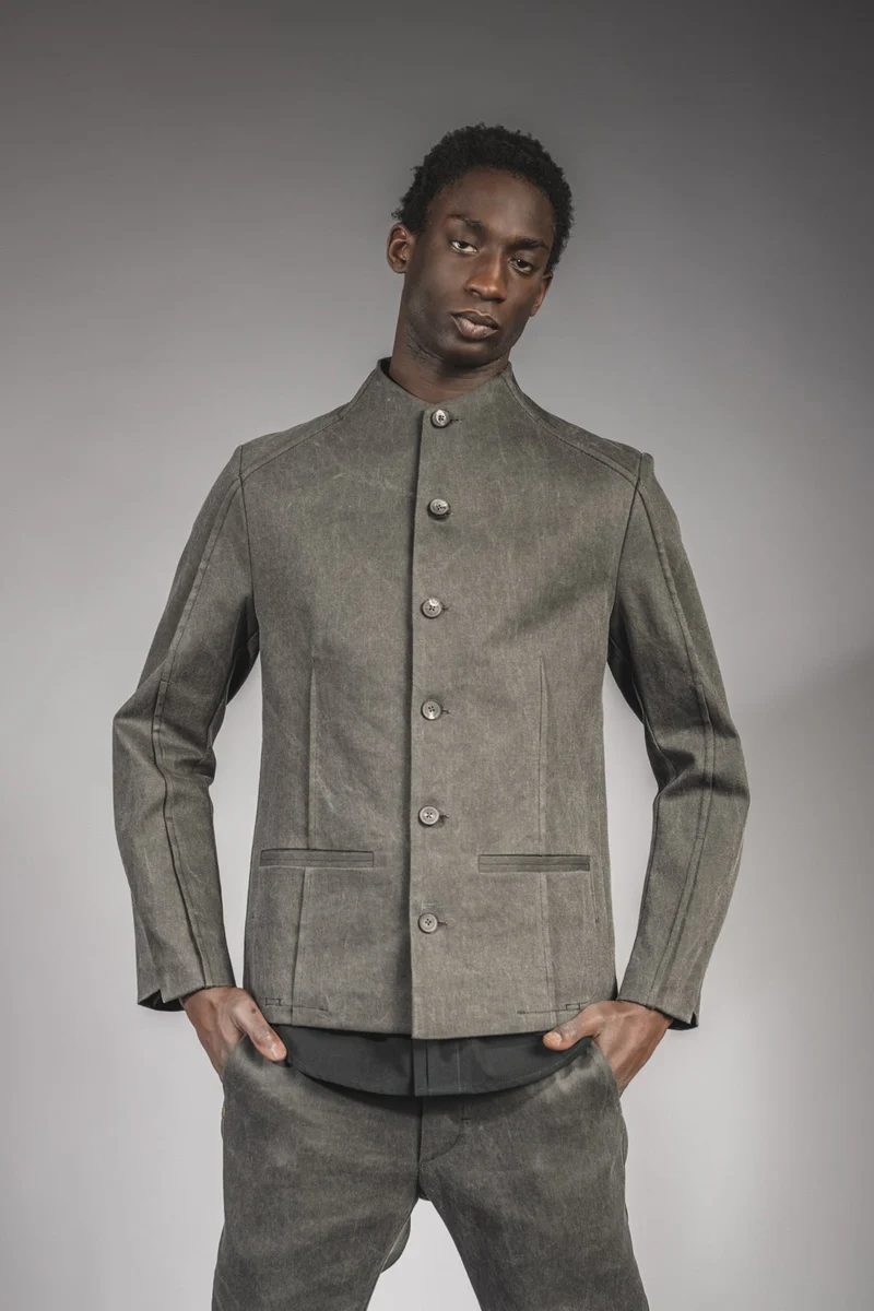 eigensinnig wien | Corey | Außergewöhnliche Designer Jeansjacke für Herren mit Stehkragen in Moosgrau