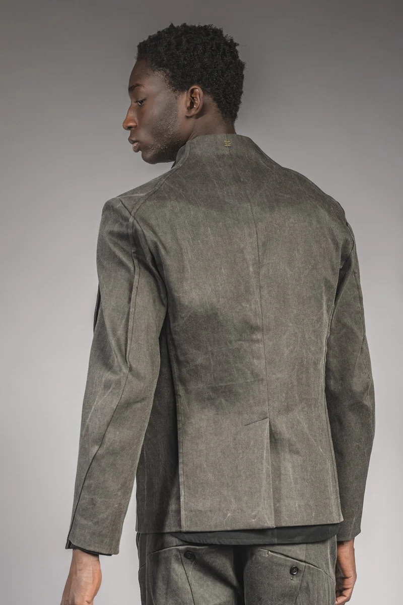 eigensinnig wien | Corey | Außergewöhnliche Designer Jeansjacke für Herren mit Stehkragen in Moosgrau