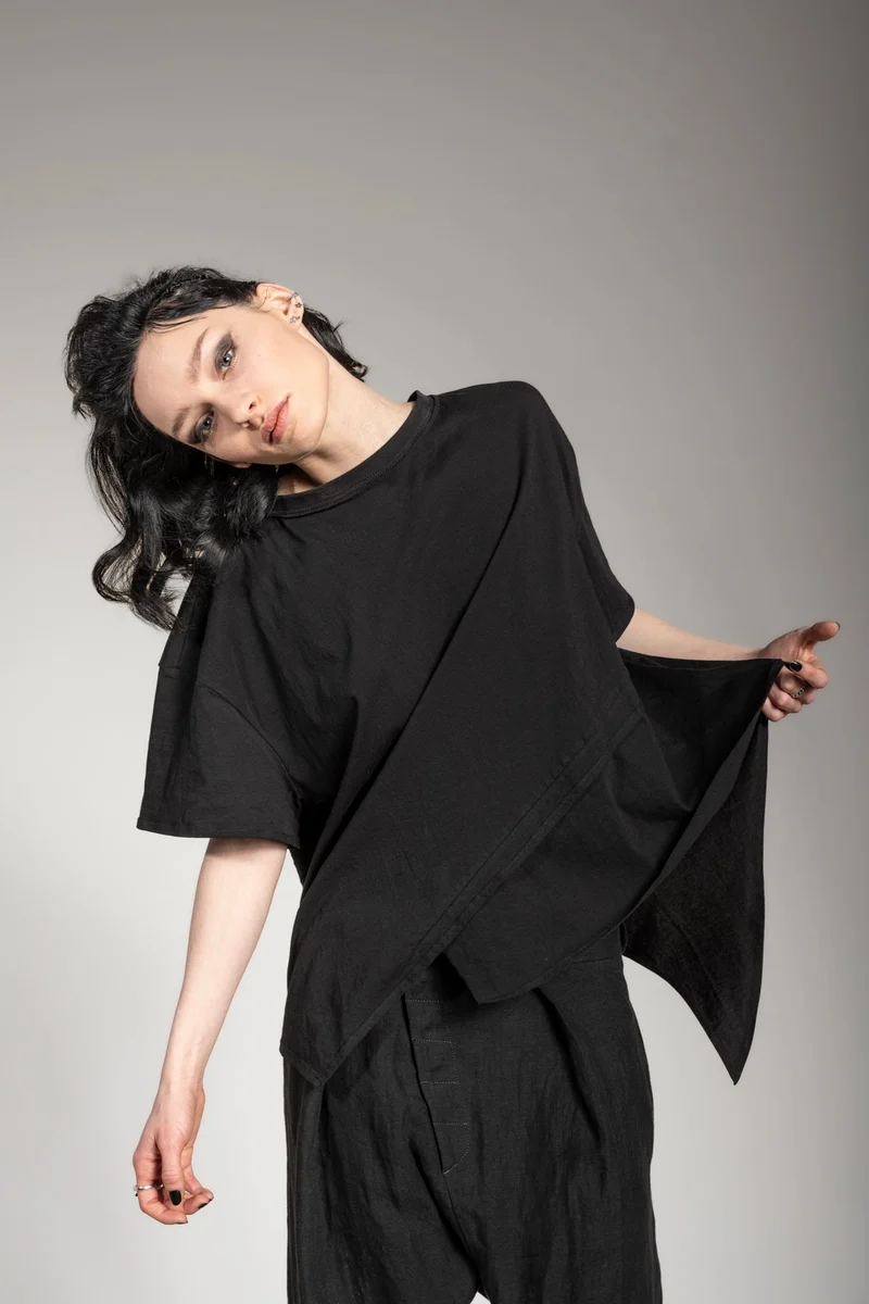 eigensinnig wien | Gwen | Asymmetrisches T-Shirt in Schwarz aus leichter Baumwolle