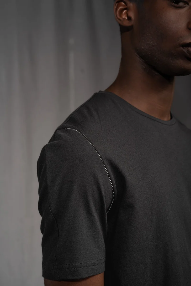 eigensinnig wien | Artmann | Schwarzes, avantgardistisches Long-T-Shirt aus Baumwolle