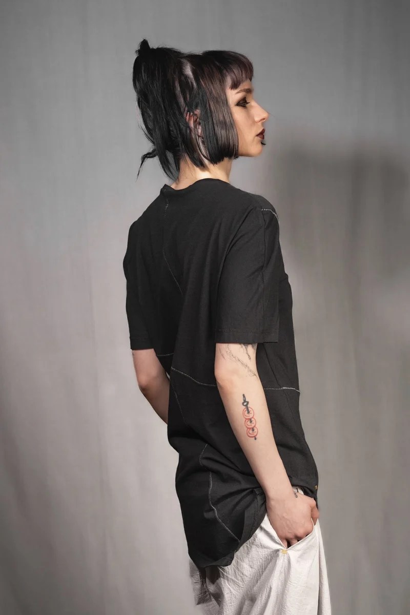 eigensinnig wien | Artmann | Schwarzes, avantgardistisches Long-T-Shirt aus Baumwolle