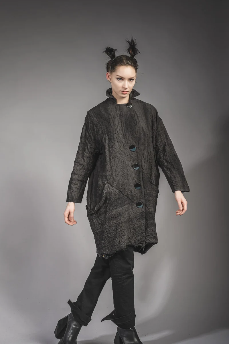 eigensinnig wien | Laozi | Extravaganter, dekonstruierter Oversize Damen-Mantel aus Baumwolle