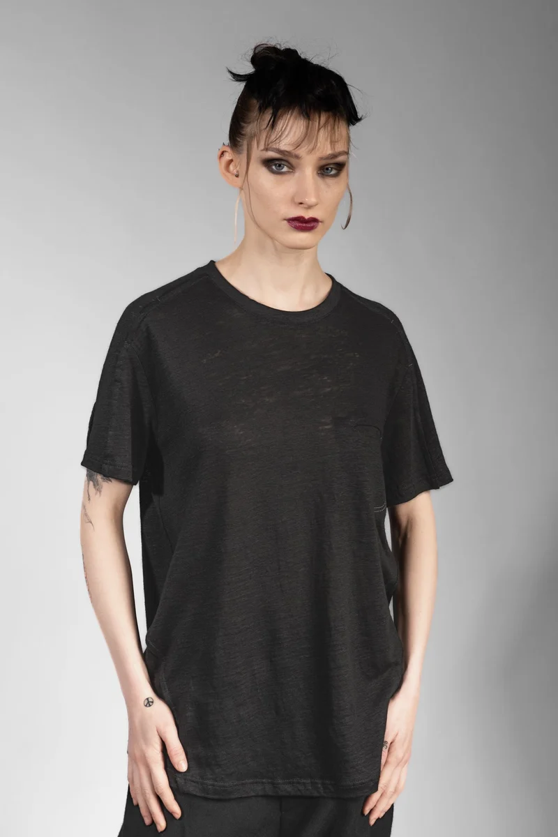 eigensinnig wien | Moira | Schwarzes Designer Leinen T-Shirt mit Brusttasche für Damen und Herren