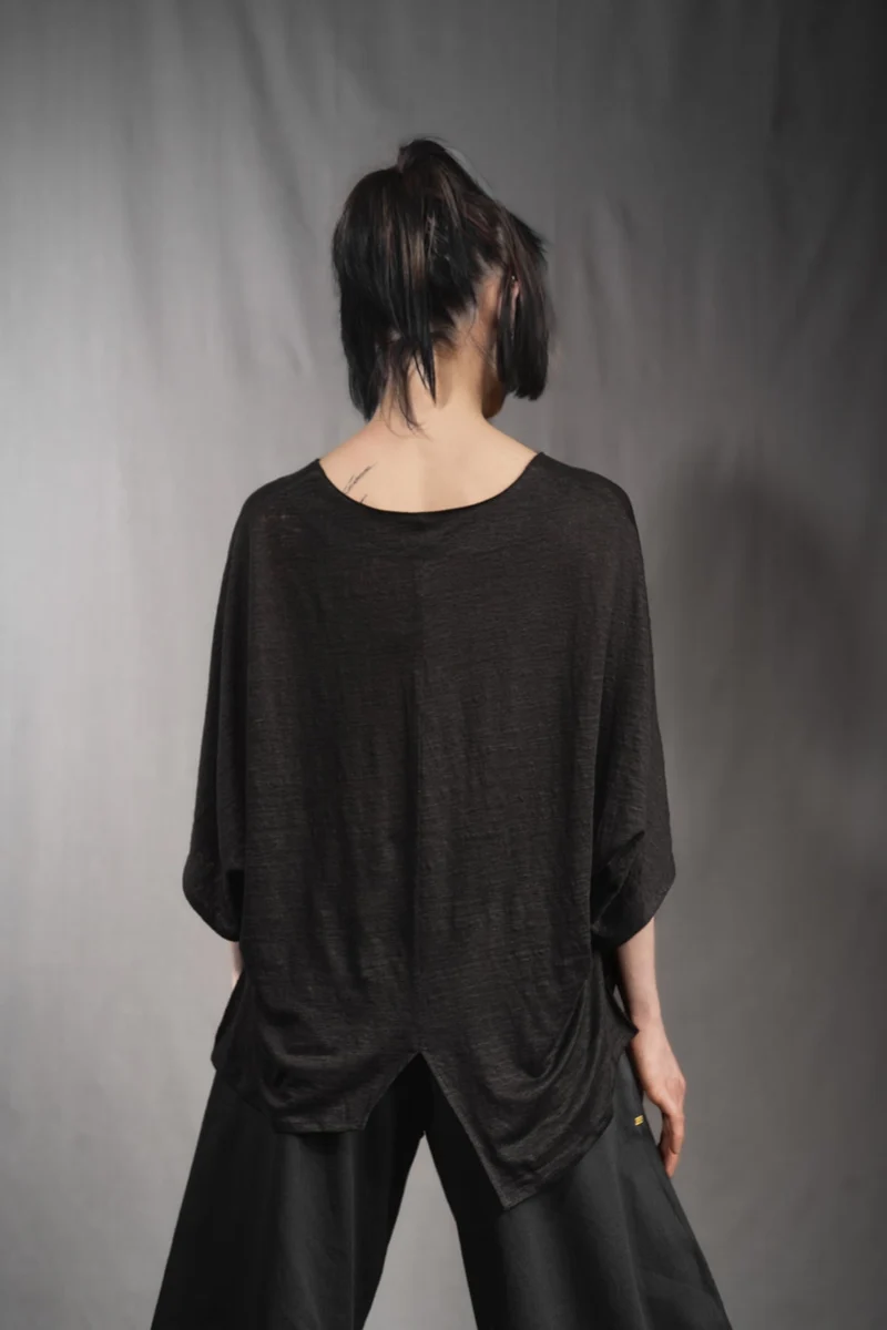 eigensinnig wien | Zizek | Skulpturales, schwarzes Oversize T-Shirt für Damen aus Leinen