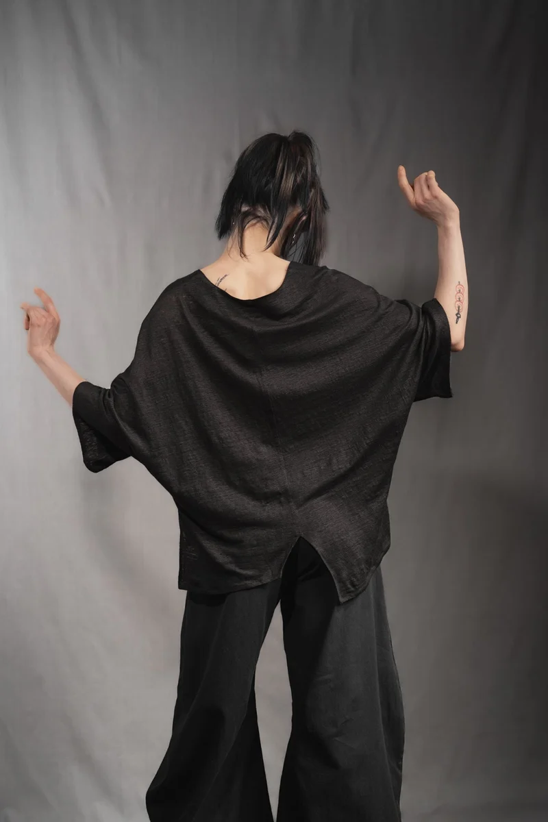 eigensinnig wien | Zizek | Skulpturales, schwarzes Oversize T-Shirt für Damen aus Leinen