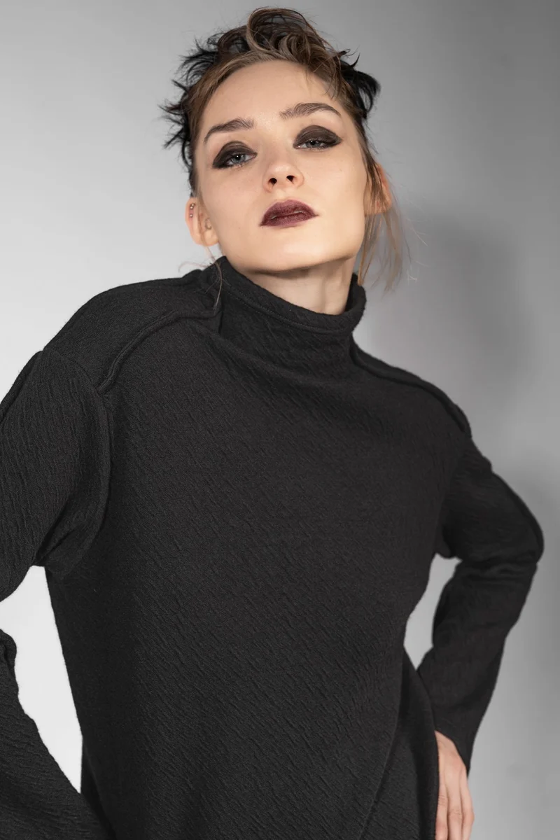 eigensinnig wien | Candide | Schwarzer Designer Rollkragen-Pullover aus Merinowolle