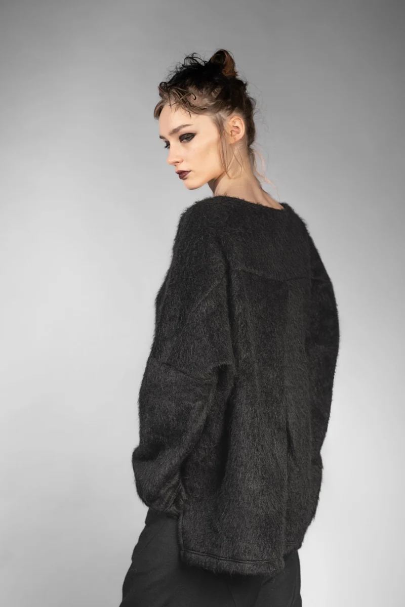 eigensinnig wien | Rosa | Exklusiver Oversize Flauschpullover für Damen in Schwarz