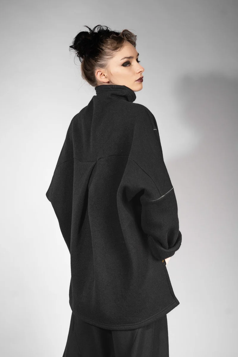 eigensinnig wien | Estella | Weiter Woll-Pullover mit Rollkragen für Damen in Schwarz